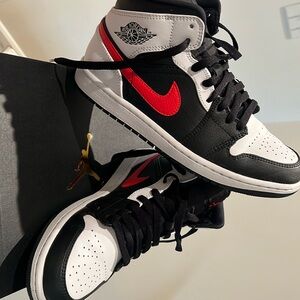 Worn once. Jordan 1 mid 554724 075
